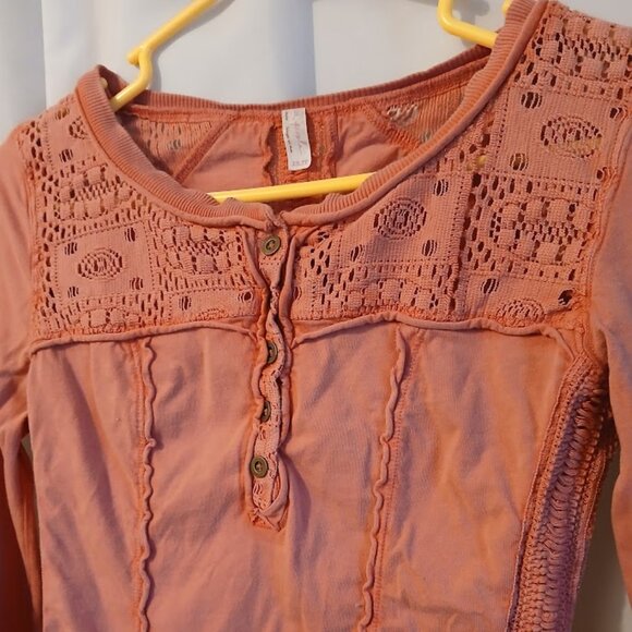 FREE PEOPLE Shell Lace Henley T-shirt Top XS Pink Scoop neck Gold Coast LS - Picture 5 of 10